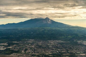 View over Colima town with Colima volcano in the background. (Photo: Tom Pfeiffer)