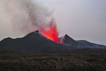 Fontaine de lave lors de l'éruption du volcan Nyamuragira 2011-2012 (Photo: Lorraine Field)