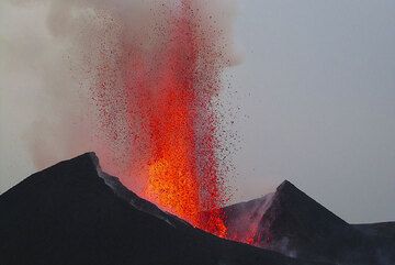 Lava fountain at Nyamuragira volcano during the 2011-12 eruption (Photo: Lorraine Field)