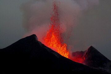 Lavafontänen von etwa 150 m Höhe aus dem aktiven Flankenschlot während des Ausbruchs des Vulkans Nyamuragira (Nyamulagira) in der Demokratischen Republik Kongo in den Jahren 2011–2012. (Photo: Lorraine Field)