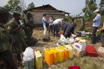 Gear is collected, in particular the water - we need lots of it for 3 days and a total of 16 people (6 of our group, 1 cook with 2 assistants, our Congolese guide, 6 armed rangers) (Photo: Tom Pfeiffer)