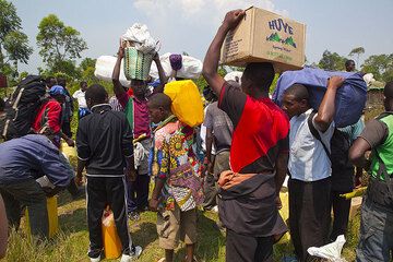 After the porters have been selected though an allotment, it is time to start and load food, gear and water. (Photo: Tom Pfeiffer)