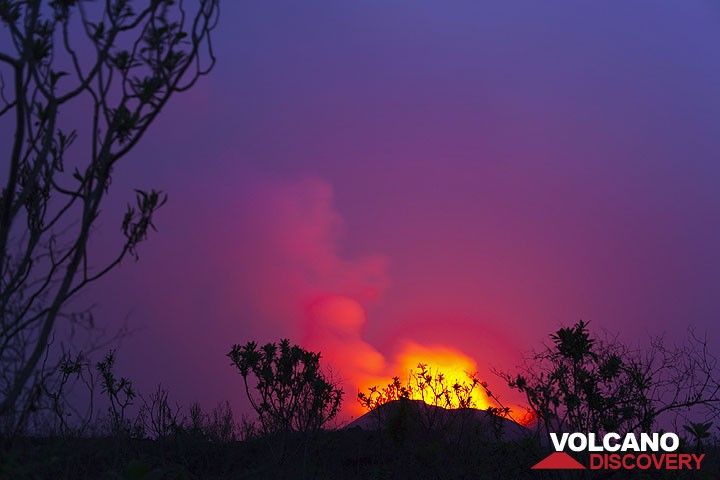 View from the campsite, the strong glow from the lava lake inside the cone is illuminating the sky above it. (Photo: Tom Pfeiffer)
