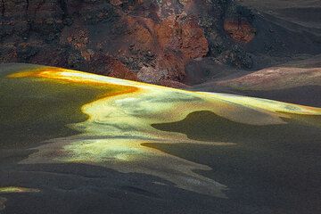 Schwefel und andere Fumarolenablagerungen malen die Oberfläche einiger mit Schlacken bedeckter Bergrücken in spektakulären Gemälden. (Photo: Tom Pfeiffer)