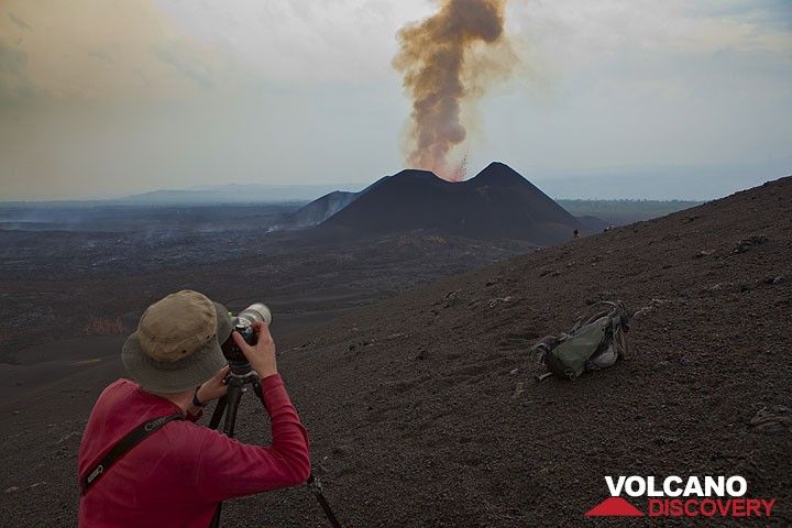 Richard with his 400 mm tele pointed to the erupting east crater. (Photo: Tom Pfeiffer)