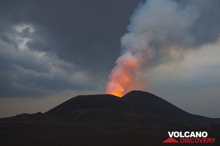 Rainy sky above the erupting cone with the illuminated steam column rising. (Photo: Tom Pfeiffer)