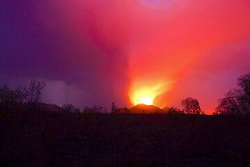 Lightnings behind the western (left) Kimanura cone. (Photo: Tom Pfeiffer)
