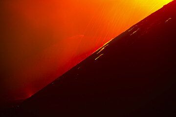 The glow from the lava lake is so strong, that it is impossible to photograph parabola of flying bombs. (Photo: Tom Pfeiffer)