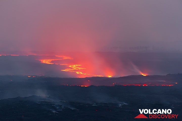 Zoom onto the lava flow about 2 km north of Kimanura; a secondary breakout from the tube is active in the foreground. (Photo: Tom Pfeiffer)