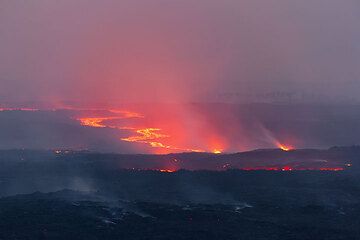 Zoom onto the lava flow about 2 km north of Kimanura; a secondary breakout from the tube is active in the foreground. (Photo: Tom Pfeiffer)