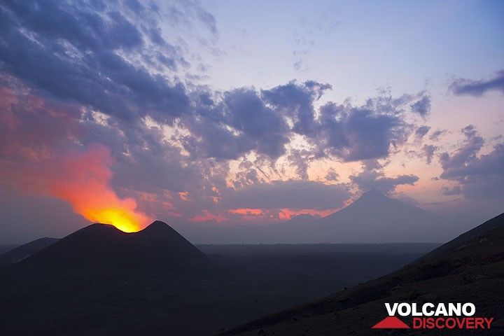 At dawn, the mighty silhouette of Mikeno volcano is appears in the SE. (Photo: Tom Pfeiffer)