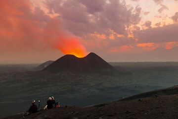 Just before sunrise, the sky is painted pink (Nyamuragira volcano eruption 2011-12) (Photo: Tom Pfeiffer)