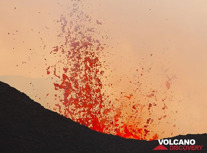 During phases of stronger degassing from the lava-filled vent inside the crater, lava bursts reach tens of meters above the crater rim. (Photo: Tom Pfeiffer)
