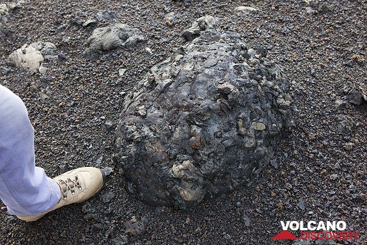 A bomb consisting of many welded smaller lava clots. (Photo: Tom Pfeiffer)