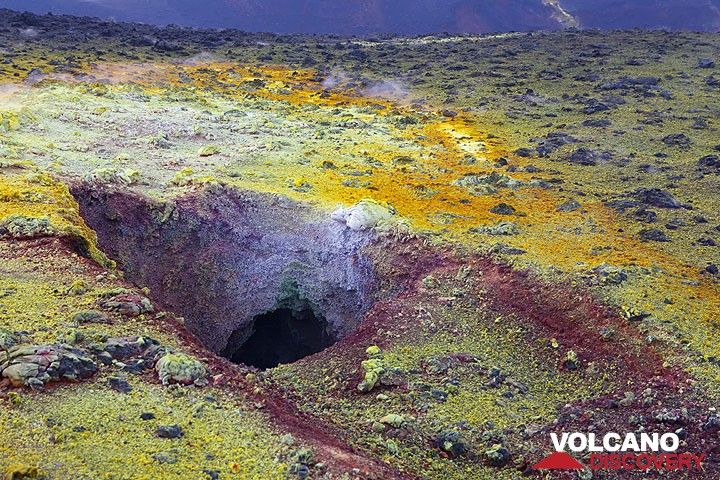 A hole with intense fumarole deposits. (Photo: Tom Pfeiffer)