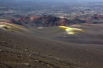 The norther side of the West Kimanura cone is a bizarre landscape of fractures, gaping holes and ridges, probably caused by violent ground deformation during the early near-surface dike injection, causing uplift and fracturing of a vast area. (Photo: Tom Pfeiffer)