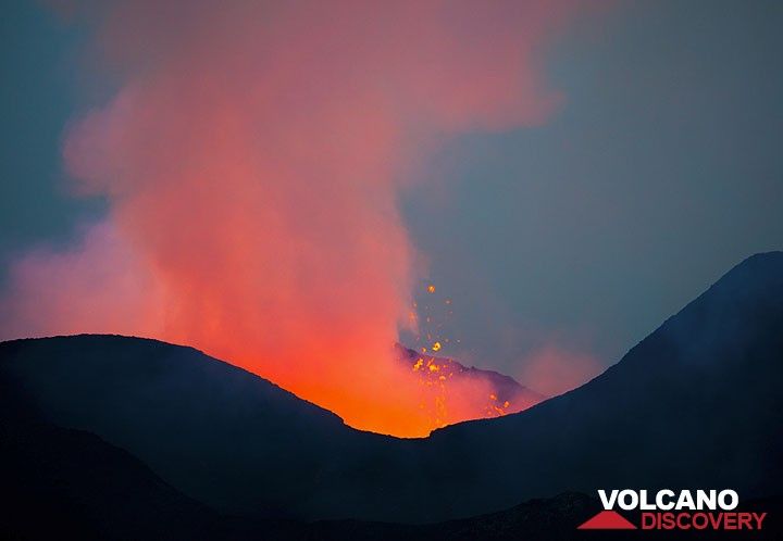 The lava lake inside the cone can not be seen, but heard, and indirectly be seen from the strong glow it emits. (Photo: Tom Pfeiffer)