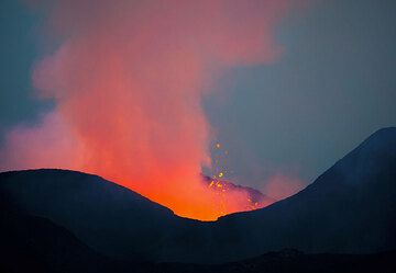 The lava lake inside the cone can not be seen, but heard, and indirectly be seen from the strong glow it emits. (Photo: Tom Pfeiffer)