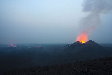 View of the vast lava field and the eastern Kimanura cone to the right. The channeled lava flow is in the distance left. (Photo: Tom Pfeiffer)