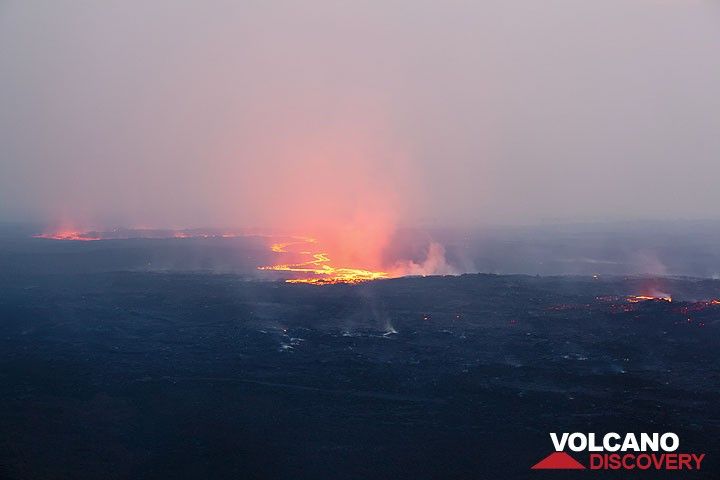 The next day, the lava flow has split at some point and created an island. (Photo: Tom Pfeiffer)