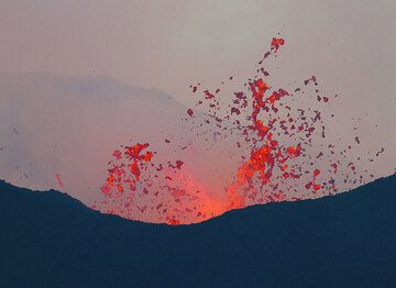 Liquid spattering from the lava lake inside. (Photo: Tom Pfeiffer)