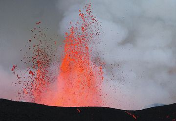 Brotes de lava desde el cráter principal (este). La mayoría de las explosiones fueron muy amplias, como burbujas, pero no dieron una gran imagen. (Photo: Paul Hloben)