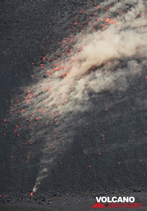 Lava bombs roll down as an avalanche. (Photo: Paul Hloben)