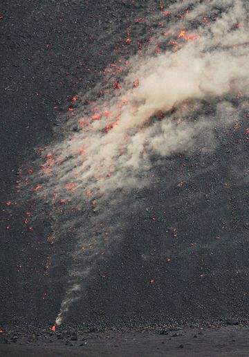 Lava bombs roll down as an avalanche. (Photo: Paul Hloben)