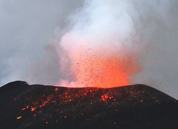 Hauptkrater im Ausbruch in der Abenddämmerung. (Photo: Paul Hloben)