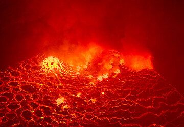 Spherical lava bubbles form by degassing on the lava lake's surface. (Photo: Tom Pfeiffer)