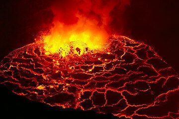Several degassing fountains merge at the rim of the lava lake to a violently boiling area approx. 50 m wide. (Photo: Tom Pfeiffer)