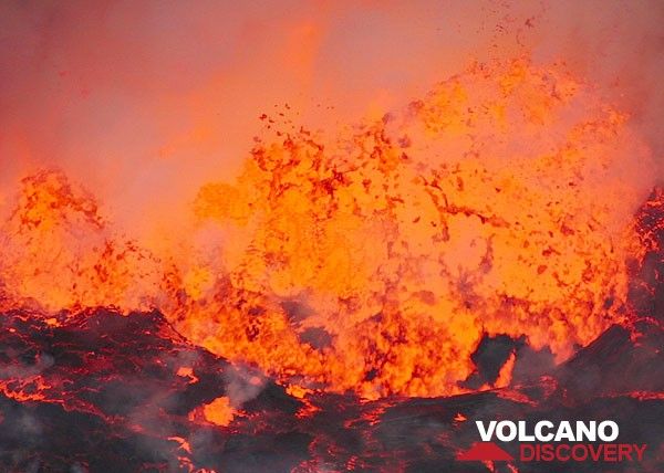 Zoom onto an exploding lava bubble about 10 m across. (Photo: Tom Pfeiffer)