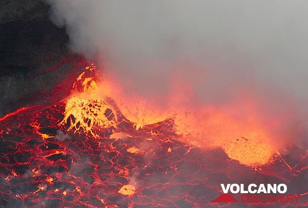 Lava bubble erupting near the lava lake rim. (Photo: Tom Pfeiffer)