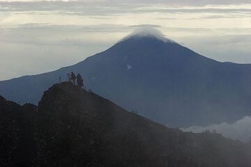 Blick auf den Vulkan Karisimbi mit seiner Schneekappe, die dem Vulkan seinen Namen gab – „Amasimbi“ bedeutet in der Landessprache Schnee. (Photo: Tom Pfeiffer)