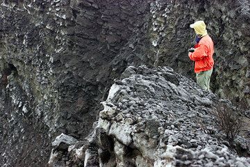 Standing on the rim of the crater. (Photo: Tom Pfeiffer)