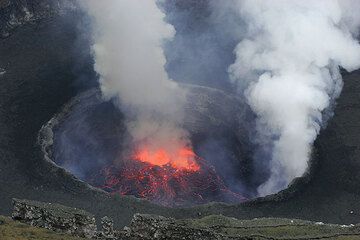 Lava lake with central and rim fountain. (Photo: Tom Pfeiffer)