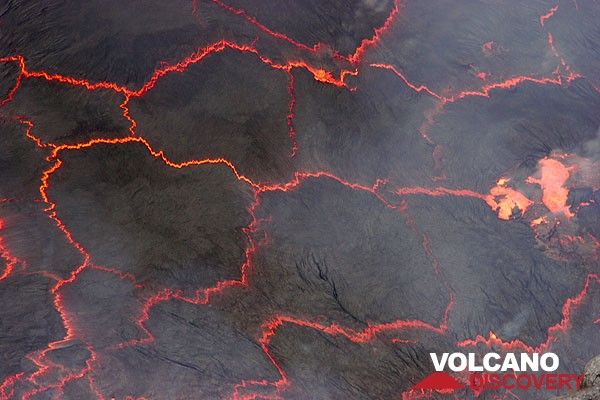 Lava lake crust pieces with ever-changing patterns are a mesmerizing view. (Photo: Tom Pfeiffer)