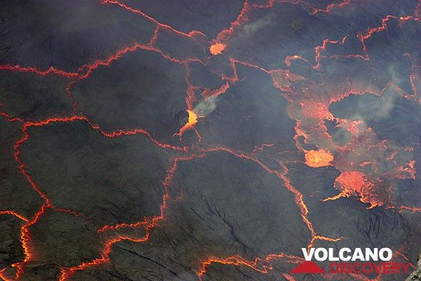 Small degassing fountains start to disrupt the pattern of floating lava lake crust pieces. (Photo: Tom Pfeiffer)