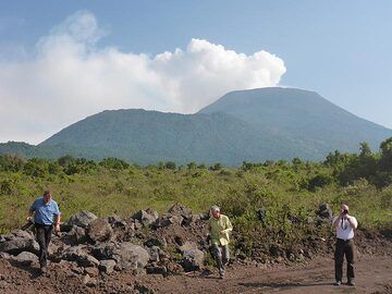 Morgenblick auf Nyiragongos Hauptgipfelkegel (rechts) und den südlichen Satellitenkrater Shaheru (links) auf dem Weg nach Kibati, dem Ausgangspunkt für die Wanderung auf den Vulkan. (Photo: Ingrid Smet)