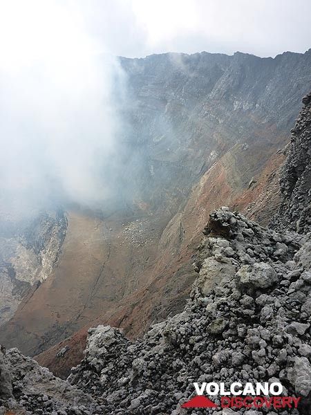 View onto the colourful layers of volcanic deposits that make up the inner walls of Nyiragongo´s summit caldera. (Photo: Ingrid Smet)