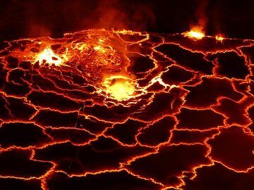 Deeper within the lava lake, gas collects into bubbles that rise to its surface where they explode, tearing apart the overlying thin crust and splashing around drops of hot lava. (Photo: Ingrid Smet)