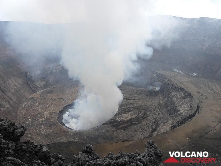 Relatively clear view into Nyiragongo´s caldera with the central active lava lake and to its east-southeast the 2016 hornito and dark brown lava flows. (Photo: Ingrid Smet)