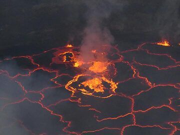 Quelques petites fontaines de lave font exploser la lave dans les airs, brisant les fines croûtes formées rapidement. (Photo: Ingrid Smet)