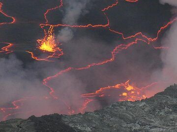 Le magma qui monte des profondeurs du Nyiragongo est riche en gaz volcaniques qui, plus près de la surface, se rassemblent en grosses bulles qui éclatent à travers la fine croûte refroidie du lac de lave. (Photo: Ingrid Smet)