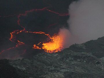 Les endroits où il y a une montée constante des bulles de gaz pendant une période prolongée formeront de petites fontaines de lave intermittentes qui déchireront et recycleront la fine croûte. (Photo: Ingrid Smet)