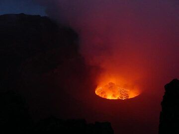 Nyiragongos Lavasee und Gipfelcaldera in Rosa- und Lilatönen in der Abenddämmerung am 8. Juni 2017. (Photo: Ingrid Smet)