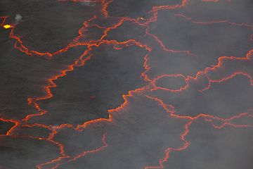 Des plaques légèrement plus grandes se forment parfois lorsqu'une zone du lac n'a pas été perturbée par les fontaines depuis un certain temps. (Photo: Tom Pfeiffer)