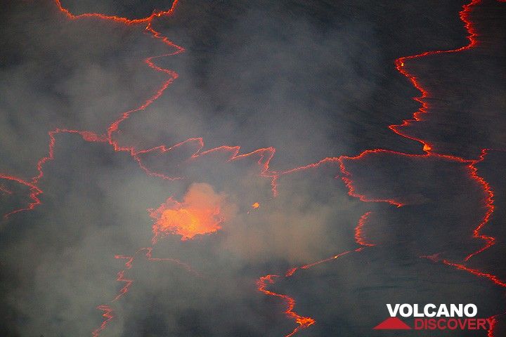 Volcanic gas obscuring the view of the surface of the lava lake. (Photo: Tom Pfeiffer)