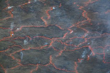 Kleine Mengen von vulkanischem Gas, sichtbar als bläulich Schwefeldioxid, aus der &quot;Plattengrenzen&quot; zu entkommen. (Photo: Tom Pfeiffer)