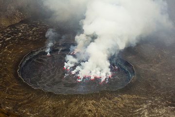 Las fuentes de desgasificación a menudo forman grupos que cambian de posición impulsados por la convección interna en el lago de lava. (Photo: Tom Pfeiffer)